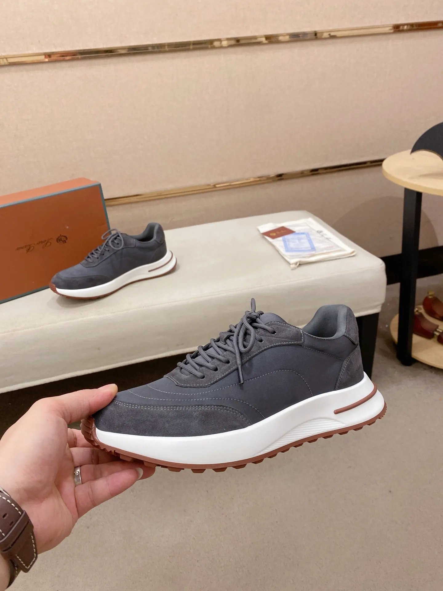 Men's shoes 💰: 462💰🔥𝐥𝐨𝐫𝐨 𝐏𝐢𝐚𝐧𝐚 lp classic loafers, an Italian treasure brand, the only brand that can match Hermès! Only after wearing it do we realize that we can’t live up to our feet. The upper is made of imported first-layer cowhide with breathable fabrics, water-dyed cowhide foot pads, and the official original glass rubber outsole and pendant. Exclusive original packaging (tag ➕ brand paper ➕ outer box ➕ hand bag) code number: 38-44. Can be customized 45-46